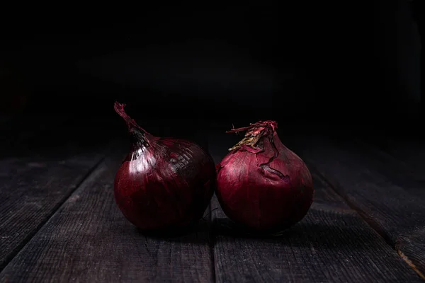 Rote Zwiebel Auf Einem Hölzernen Hintergrund Das Konzept Des Essens — Stockfoto