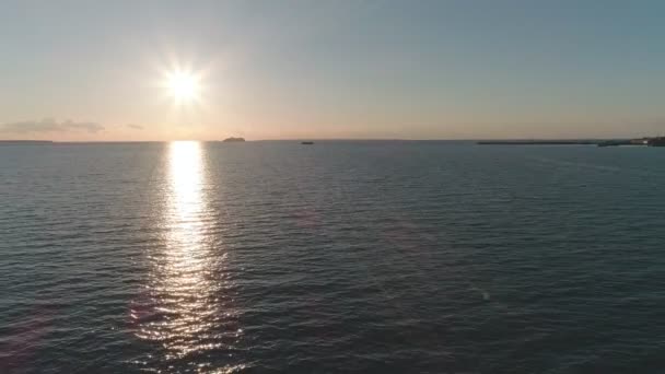 海の上の堤防から美しい夕日 — ストック動画