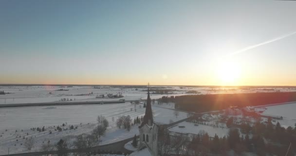 Церква і дорога проти прекрасного заходу сонця — стокове відео