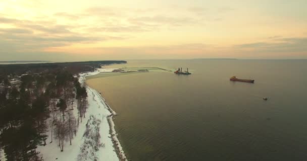 De barge zeilen uit de kust in de winter. — Stockvideo