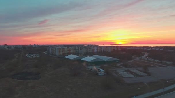 Tallinn på en bakgrund av en vacker solnedgång — Stockvideo