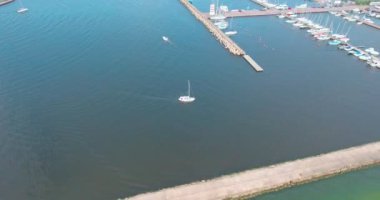 Kıyıya yakın yerde yüzen küçük yelkenli tekneler