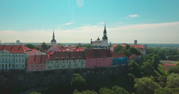 Tallinn 'in eski şehri, Estonya manzarası — Stok video