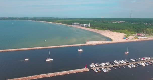 Pequenos barcos à vela flutuando perto da costa — Vídeo de Stock