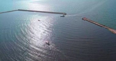 Kıyıya yakın yerde yüzen küçük yelkenli tekneler