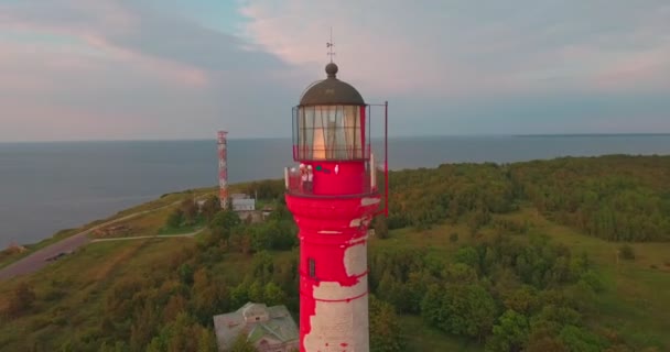 Chicas bailando en la parte superior del faro rojo pakri — Vídeos de Stock