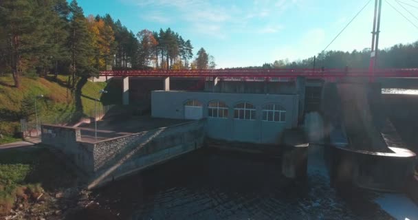 Een kleine waterkrachtcentrale in Tallinn — Stockvideo
