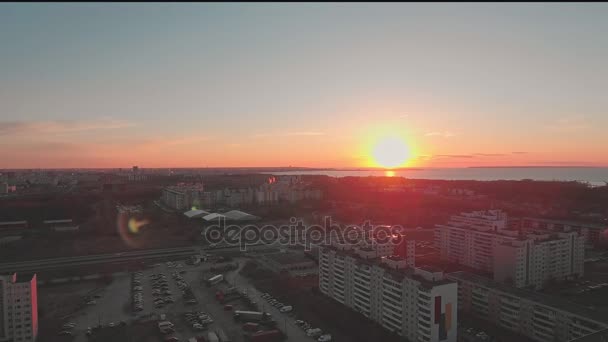 Güzel bir gün batımı bir arka plan üzerinde Tallinn — Stok video