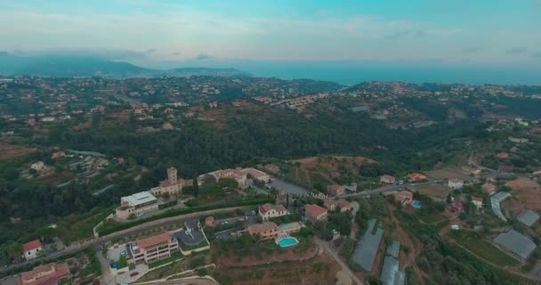 Красивый вид с воздуха на город в долине гор — стоковое видео