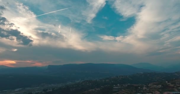 Superbes montagnes contre le ciel bleu, France . — Video