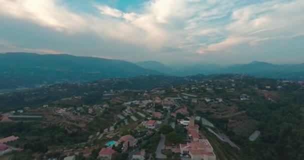 Mooie luchtfoto van de stad in de vallei van de bergen — Stockvideo