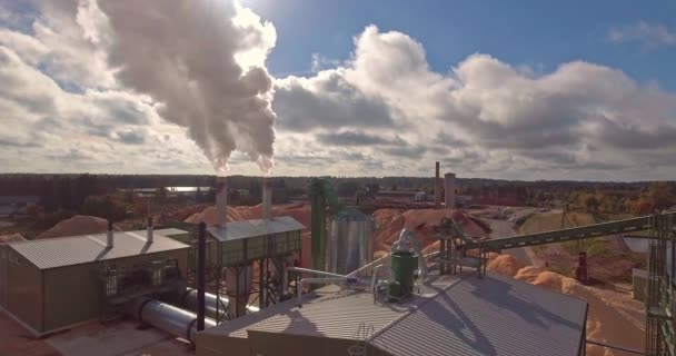 Pemandangan udara pada pekerjaan pabrik gergaji hijau — Stok Video