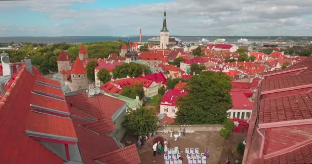 Luchtfoto van de oude stad van Tallinn, Estland — Stockvideo
