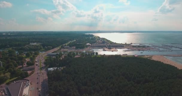 Prachtig uitzicht op de haven van Pirita van Tallinn — Stockvideo