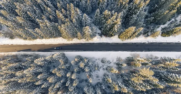 Luftaufnahme Von Schwarzem Auto Auf Der Straße Schönen Winterwald — Stockfoto