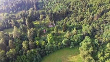 Bosna-Hersek ormanında terkedilmiş bir harabe içinde hava drone uçuş