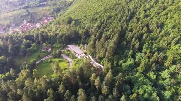 Vuelo Aéreo Sobre Casas Destruidas Guerra Bosnia Naturaleza Crece Sobre — Vídeo de stock