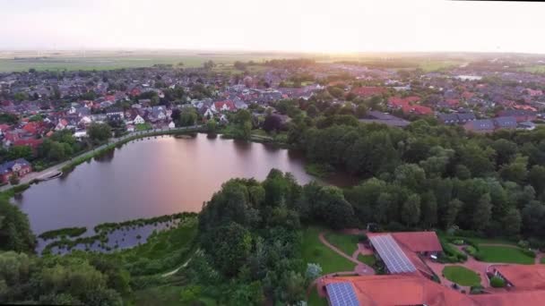 Luftflug Über Einer Typischen Kleinstadt Deutschland Ein Schöner Sonnenuntergang Grüne — Stockvideo