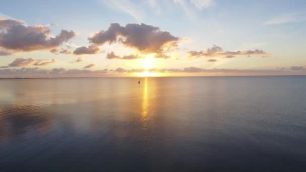 Barca Vela Galleggiante Mare Mattinata Idilliaca Sulla Costa Tedesca — Video Stock