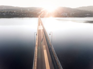 Hava dron görünümü eski taş köprü, Saraybosna, Bosna başkenti yakınındaki günbatımı zamanı