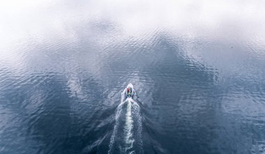 Küçük tekne sakin deniz yaz binme havadan görünümü