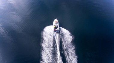 Küçük tekne sakin deniz yaz binme havadan görünümü