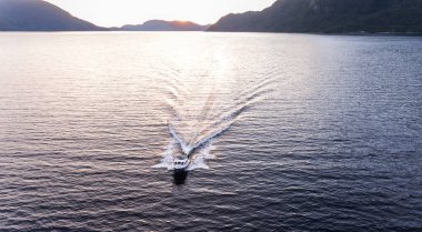 Küçük tekne sakin deniz yaz binme havadan görünümü