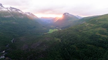 Dağ - hava uçak atış arkasında güneş ayarı