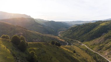 drone üst görünümden güneş ışığı Bosna, güzel kırsal üzerinde