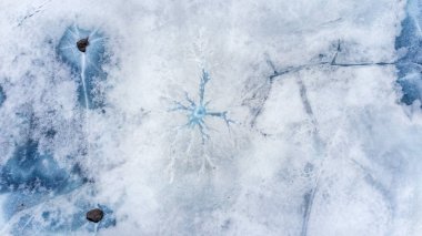Kar tanesi doku buzlu göl kenarında. Drone ile 20 metre yükseklikten ateş  