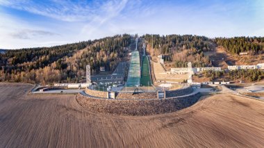 Olimpiyat Kayak Stadyumu Lillehammer, Norveç'te. Ünlü Norveçli Simgesel Yapı güneşli