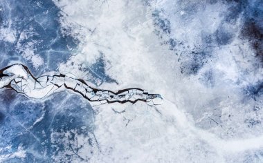 Üstten Görünüm donmuş ve soğuk kutup manzara. Blue Ice ve beyaz kar