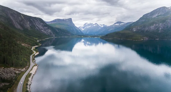 ノルウェーの美しいフィヨルドによって車の空中風景 — ストック写真