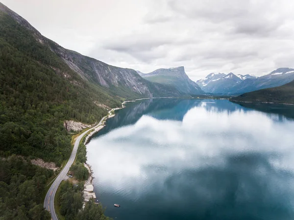 美しいノルウェー フィヨルドの空中遊覧マウンテン ビュー — ストック写真