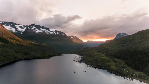 しばしばノルウェー最も美しい山の谷と呼ばれるものに色鮮やかな夕焼け — ストック写真
