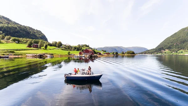 牧歌的なノルウェー フィヨルドのボートから家族釣り — ストック写真