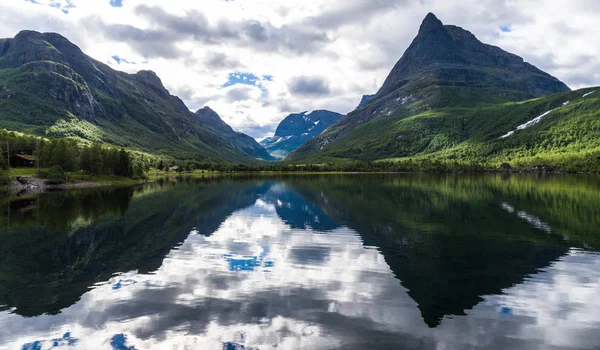 ノルウェーの湖の最も美しい山の谷 — ストック写真