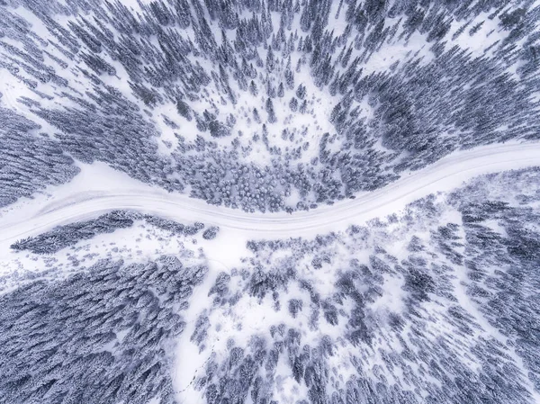 Luftaufnahme Einer Kurvenreichen Straße Einer Wunderschönen Verschneiten Winterlandschaft Winterwunderland — Stockfoto