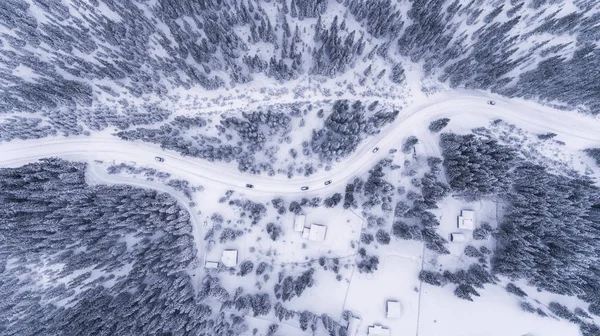 Flygfoto Över Slingrande Väg Vackra Snöiga Vinterlandskap Vinterlandskap — Stockfoto