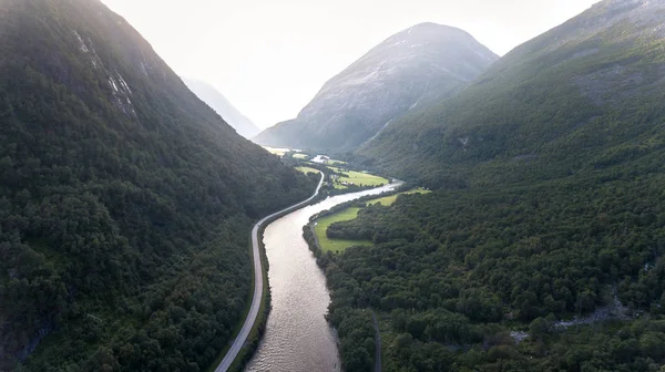 Снимок Воздуха Между Высокими Горами Небольшой Горной Долине Норвегии — стоковое фото