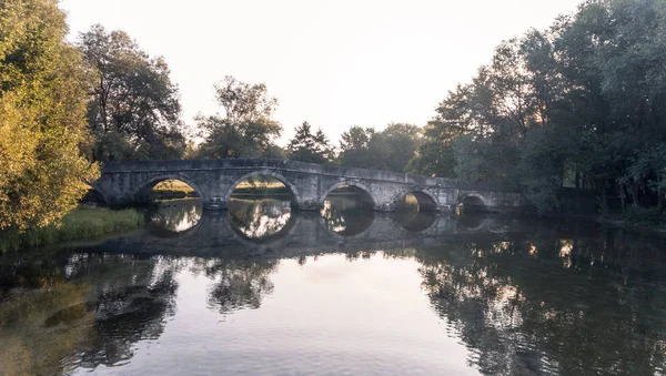 Vieux Pont Pierre Surplombant Une Rivière Claire — Photo