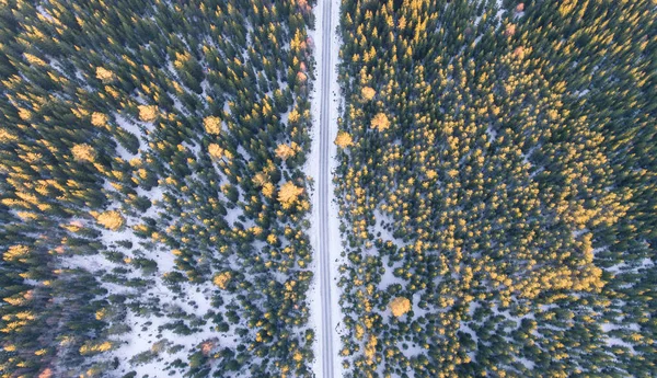 Flygfoto Över Slingrande Väg Vackra Snöiga Vinterlandskap Vinterlandskap — Stockfoto