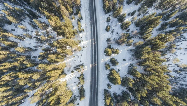 Luftaufnahme Einer Kurvenreichen Straße Einer Wunderschönen Verschneiten Winterlandschaft Winterwunderland — Stockfoto