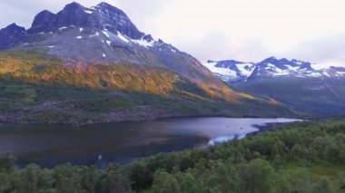 Akşam görkemli dağ manzarası uçan uçak. Norveç'in en güzel vadi.