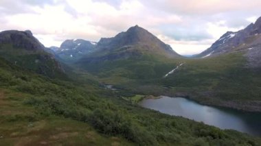 Dağlık vadide doğru yeşil orman yukarıda uçan uçak.