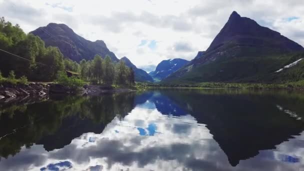 Drone Voando Através Noruega Vale Montanha Mais Bonita Lago Refletindo — Vídeo de Stock