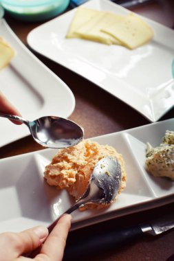 Dondurma beyaz tabak yakın görüntüde