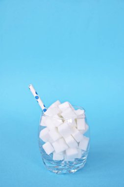 Şeker küpleriyle dolu bir kavanoz sağlıksız bir diyetin ve şeker dolu sağlıksız gıdaların sembolü. Nüfusa aşırı şeker vermek için konsept.