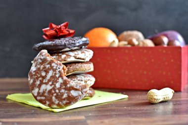 Parlak ahşap bir yüzeyde, birkaç lezzetli Alman Elisenlebkuchen 'in yanında çeşitli fındık türleri vardır. Arka plan olarak Alman zencefilli ekmeği.