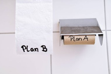 A planının yazıldığı boş bir tuvalet kağıdı rulosu ve diğer planları sembolize eden diğer tuvalet kağıdı rulolarının başarısızlığından kurtulmanın bir yolunu bulmak.